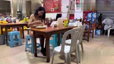 顶级露出狂人首次露脸！苍蝇馆里全裸吃饺子，给老板和老板娘都看懵逼了